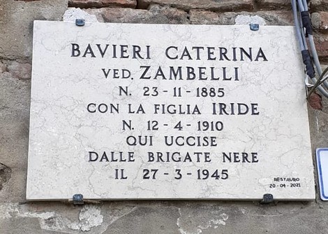 Lapide commemorativa dedicata a Bavieri Caterina e Zambelli, situata in un contesto storico.