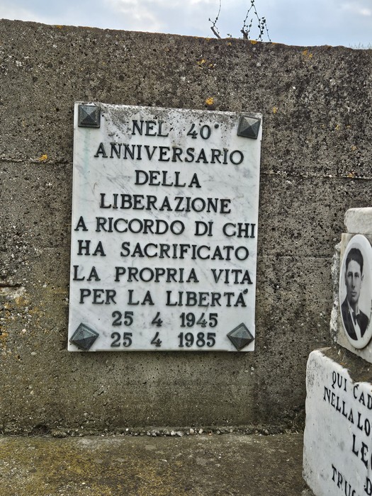 Cippo commemorativo per il 40° anniversario della liberazione, in memoria dei sacrifici per la libertà.