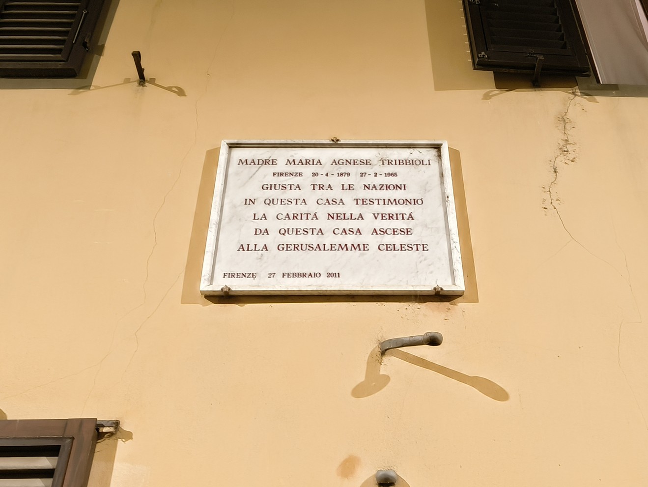 Lapide commemorativa di Madre Maria Agnese a Tribbioli, onorata come Giusta tra le Nazioni.