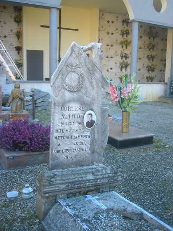 Sepolcro di Cortese, con monumento e decorazioni floreali nel cimitero, testimonianza di ricordi e affetti.