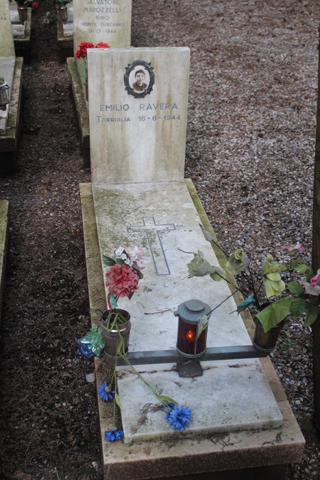 Tombe perpetue dedicate ai caduti per la Libertà, con fiori e lanternine commemorative.