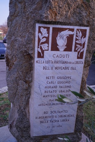 Cippo memoriale dedicato ai partigiani caduti per la libertà a Valnogaredo, novembre 1944.