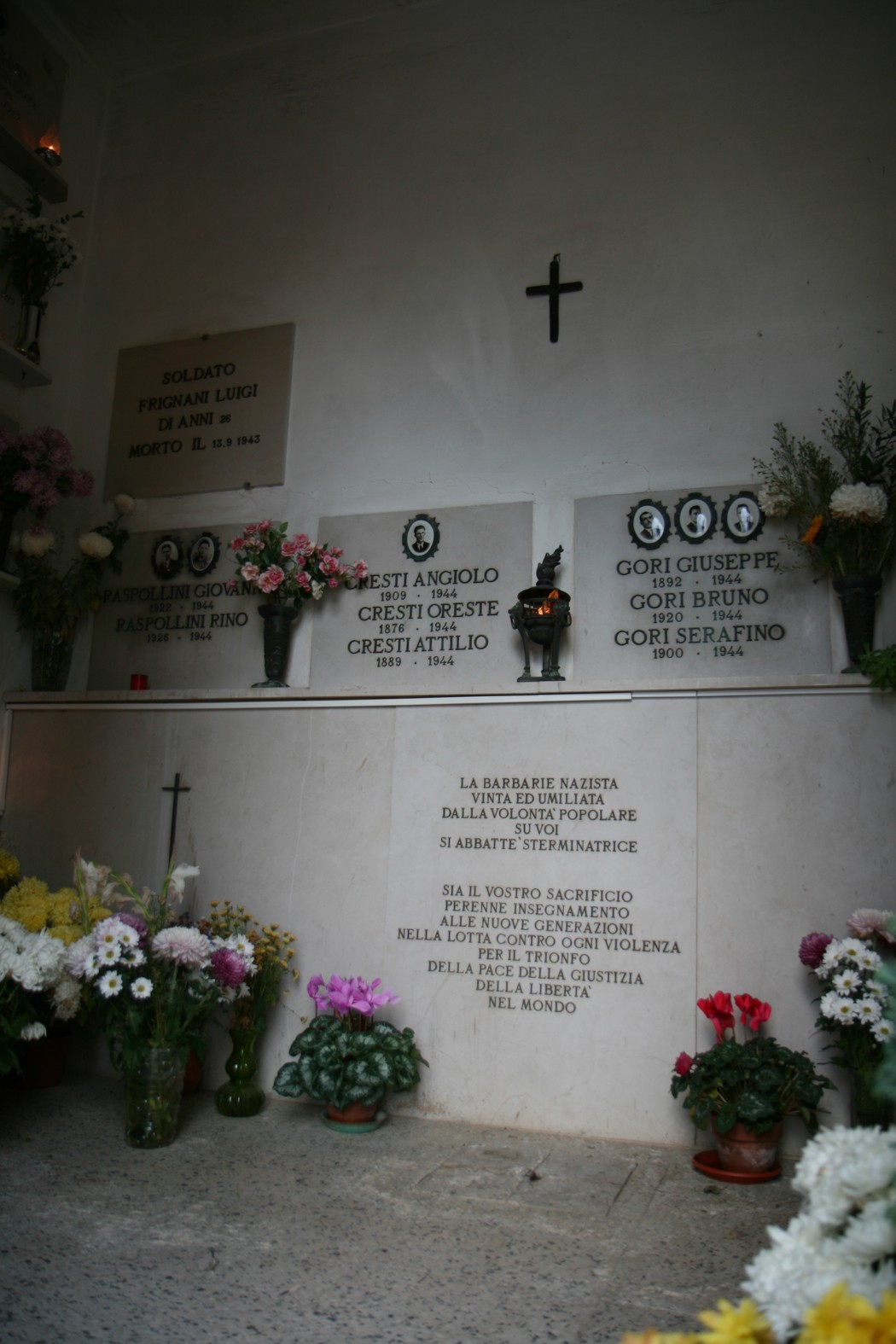Sepolcro dedicato alle vittime dell'eccidio di Pratale, con lapidi e fiori in memoria.