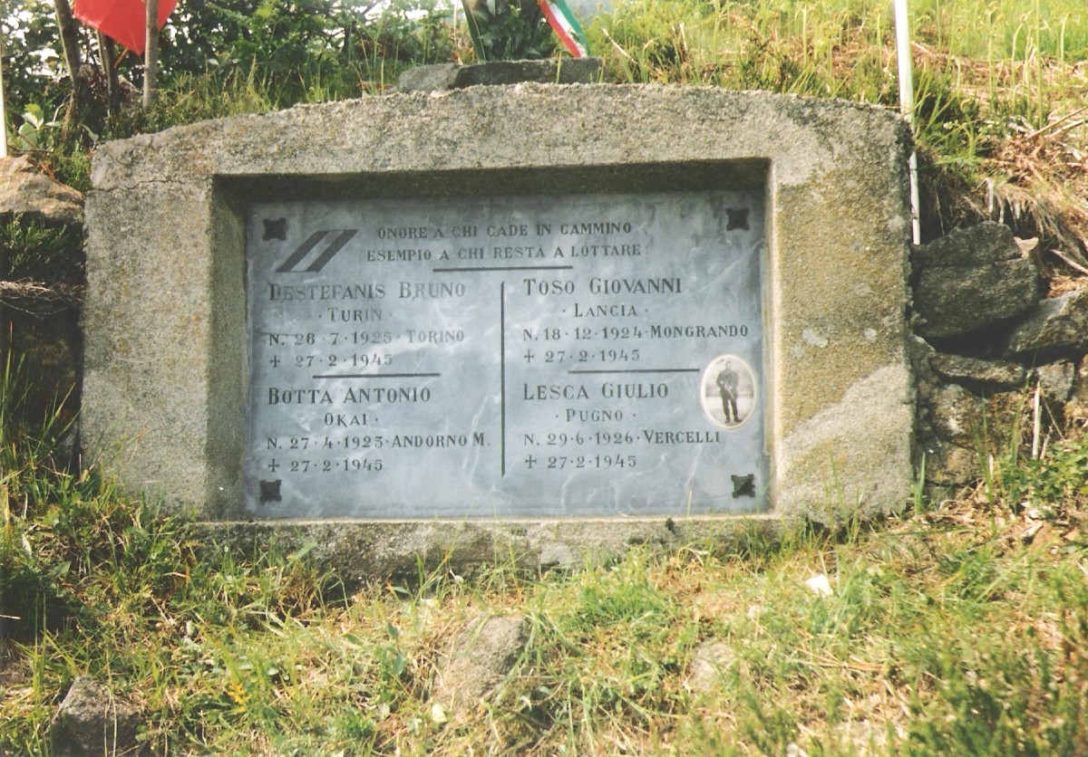 Monumento commemorativo ai caduti Destefanis, Toso, Botta e Lesca, situato in un contesto naturale.