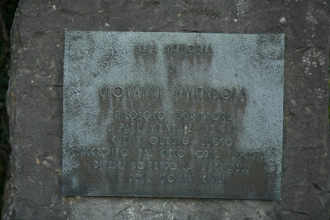 Monumento dedicato a Giovanni Amendola, filosofo e scrittore, situato in un contesto naturale suggestivo.
