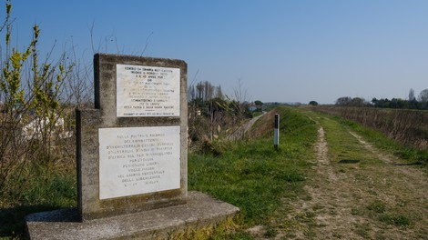Monumento commemorativo sullo sfondamento della Linea del Senio, con sentiero e verde circostante.