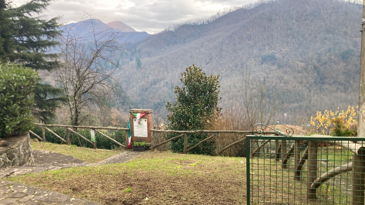 Monumento a Stefani, con vista sulle montagne e natura circostante. Un luogo di memoria e contemplazione.