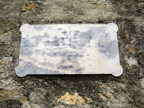 Lapide commemorativa su parete rocciosa, in memoria di Bisattini e altri.