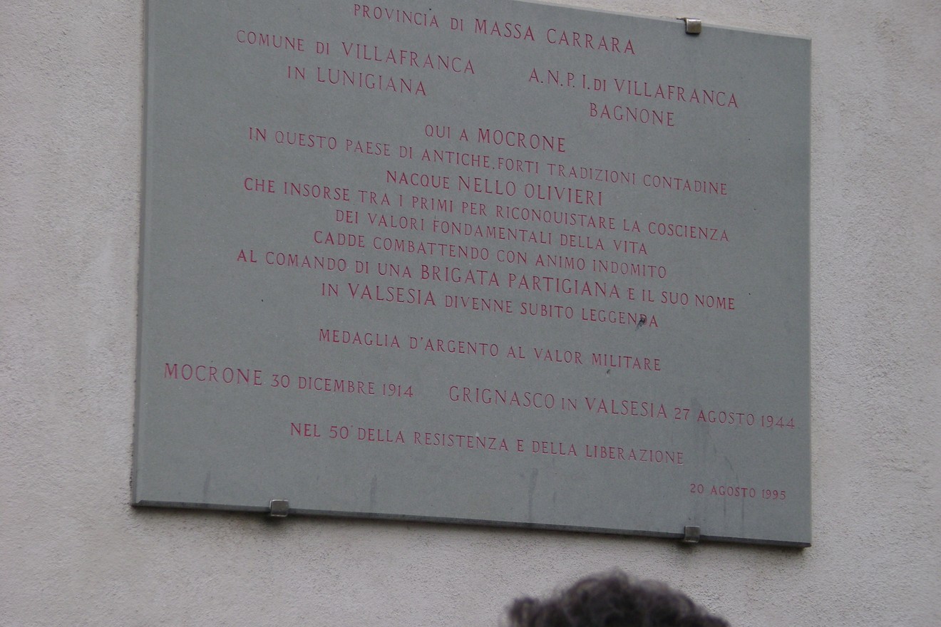 Lapide commemorativa di Olivieri a Mocrone, in ricordo della sua resistenza e valor militare.