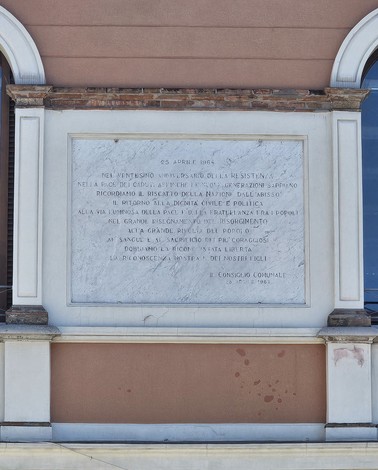Lapide commemorativa in marmo dedicata al Ventesimo della Resistenza, con scritte in ricordo dei caduti.