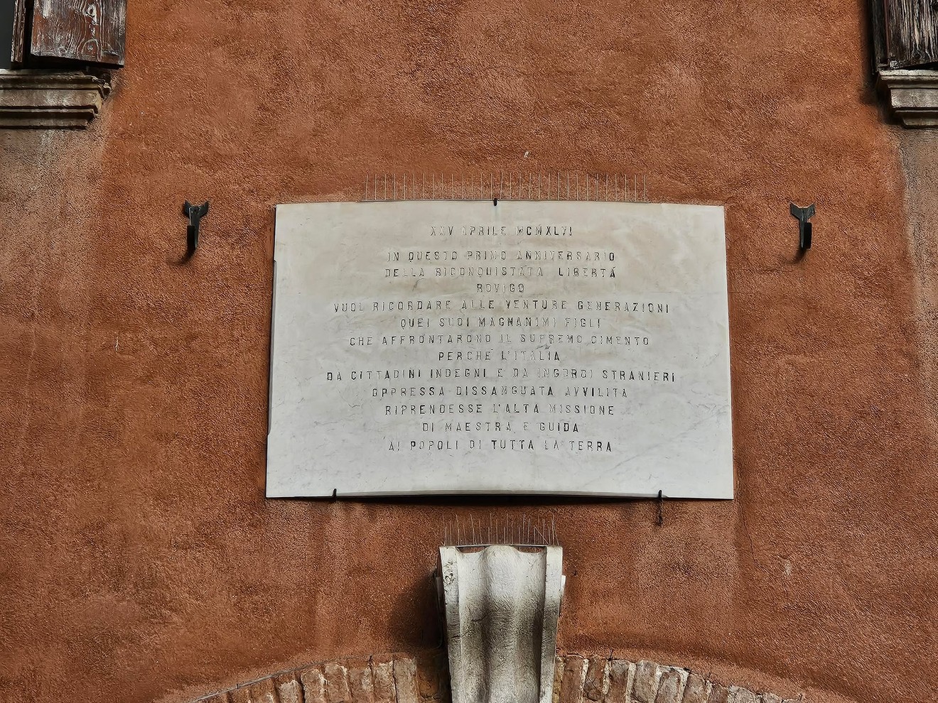 Lastra commemorativa dedicata alla liberazione di Rovigo, onorando il sacrificio delle generazioni passate.