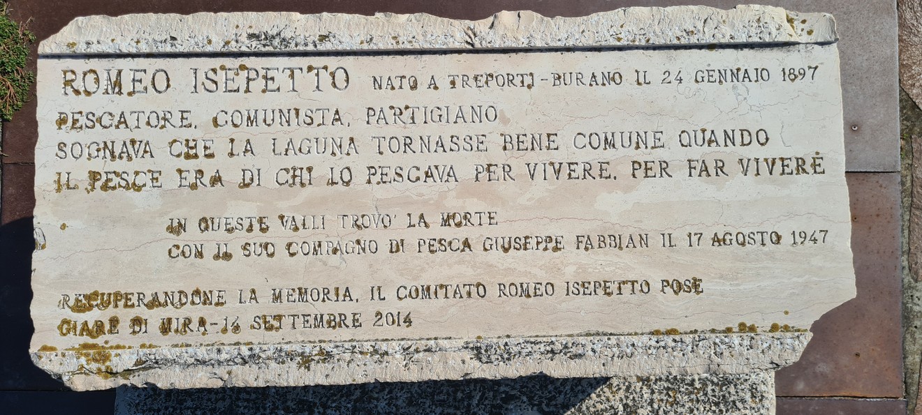 Monumento a Isepetto, dedicato al pescatore e partigiano, con iscrizioni commemorative sulla sua vita e opere.