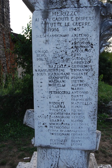 Monumento ai caduti, un tributo ai soldati dispersi nelle Guerre Mondiali, con nomi incisi in memoria.