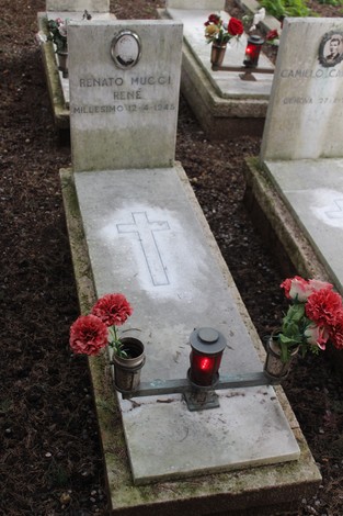 Tombe perpetue decorate con fiori e candele, commemorano i caduti per la Libertà.