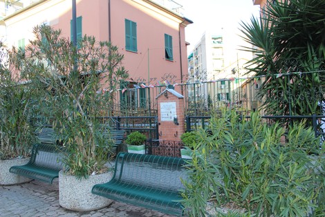 Tabernacolo a Pezzali, Siri e Baldasso, con panchine di metallo e aree verdi nella zona circostante.