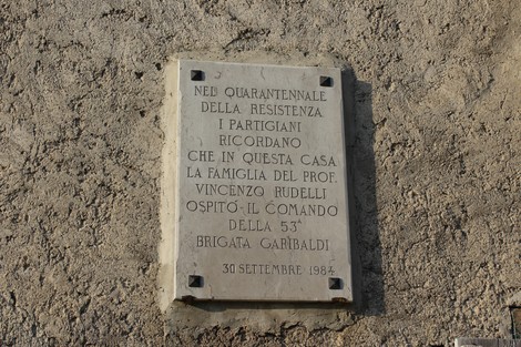 Lapide commemorativa della 53a brigata Garibaldi, situata nella coloniale Rudelli, dedicata alla Resistenza.