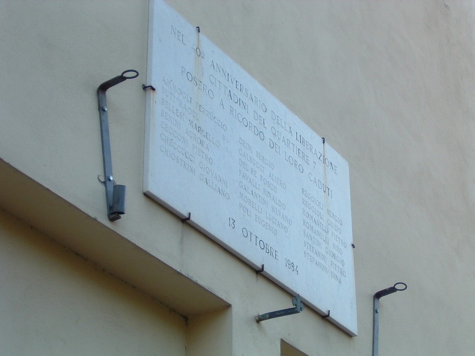Lapide commemorativa ai caduti del quartiere 7, dedicata alla memoria dei sacrifici durante la guerra.
