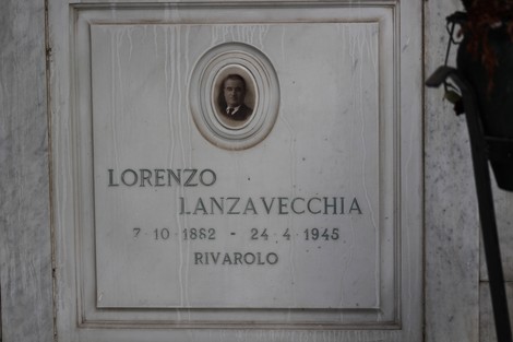 Sacrario dei partigiani di Torbella con una lapide commemorativa di Lorenzo Lanzavecchia.