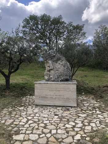 Monumento ai martiri dell'eccidio di Sant'Agata, circondato da alberi e natura.