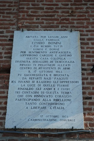 Lapide commemorativa della famiglia Epimio Bonini, dedicata alla resistenza antifascista.