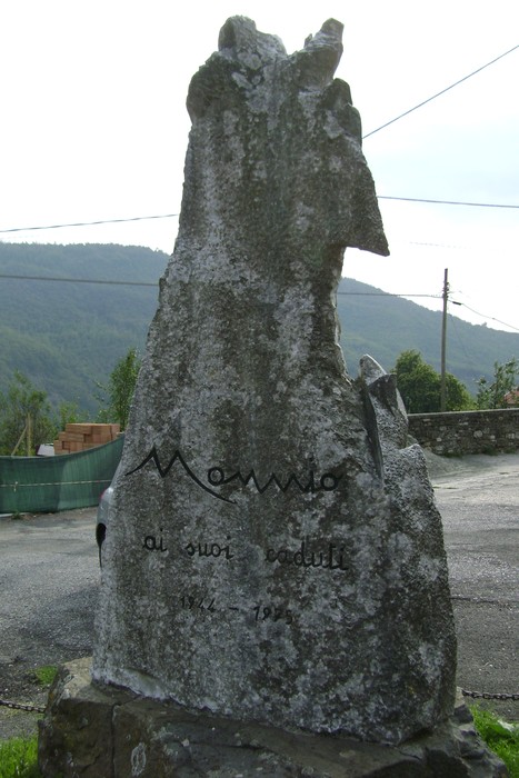 Monumento ai caduti di Mommio, in memoria delle vittime della guerra, incastonato nella natura.