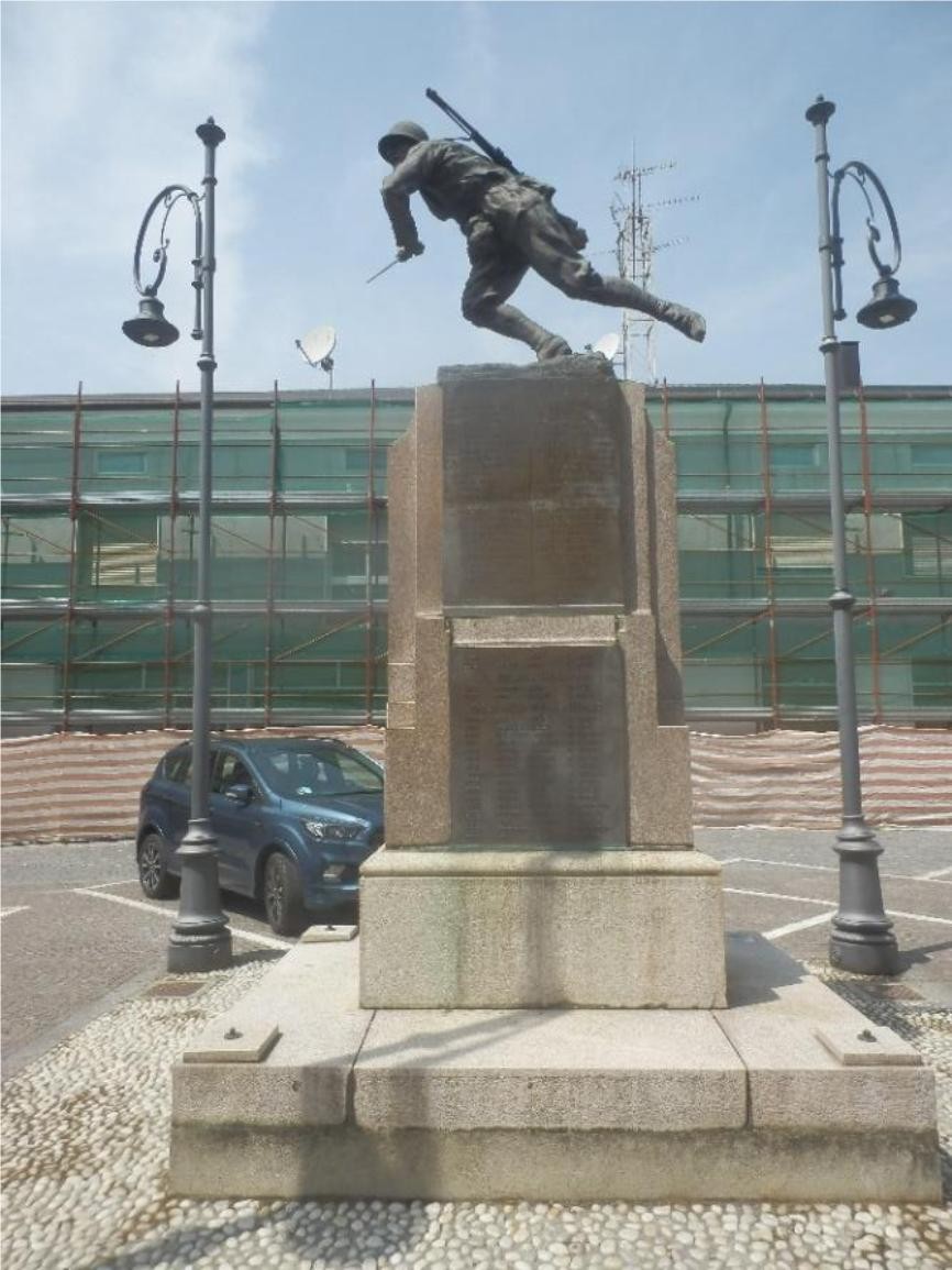 Monumento ai caduti di Tronzano, commemorazione dei soldati, con scultura di un militare in azione.