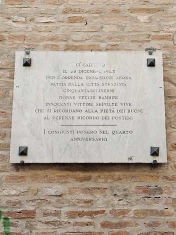 Lapide commemorativa per le vittime del bombardamento del 28 dicembre 1943, con iscrizioni in memoria del tragico evento.