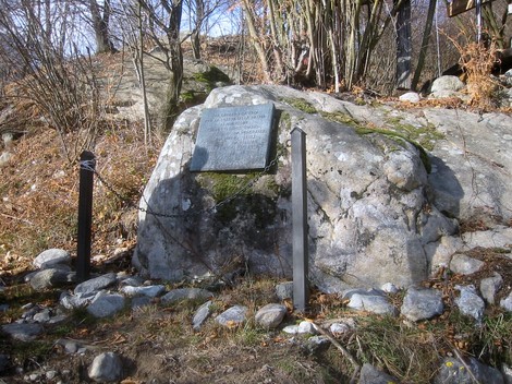 Lapide commemorativa su un masso, dedicata a Simonetti, Stesina, Paludi e Orlassino. Area naturale circostante.