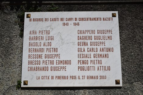 Lapide commemorativa dedicata ai caduti nei campi di concentramento nazisti, con nomi ed epoca di riferimento.