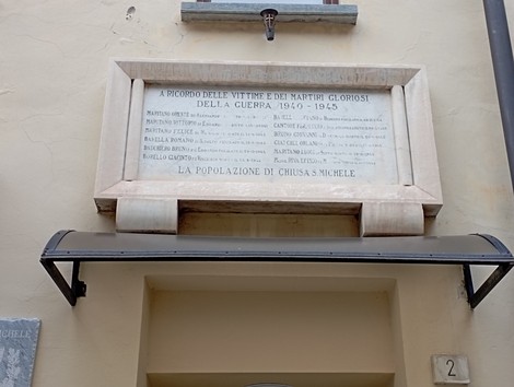 Lapide commemorativa per le vittime della guerra 1940-1945 a Chiusa San Michele.
