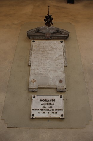 Lapide commemorativa di Angela Morandi, con simboli e iscrizioni in memoria della sua morte durante la guerra.