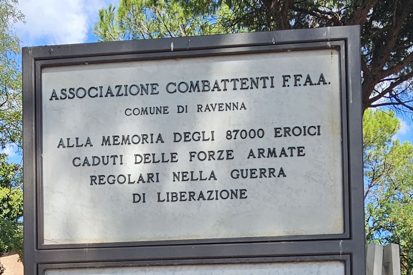Lapide ai caduti delle forze armate nella Liberazione, Comune di Ravenna (RA), foto 1