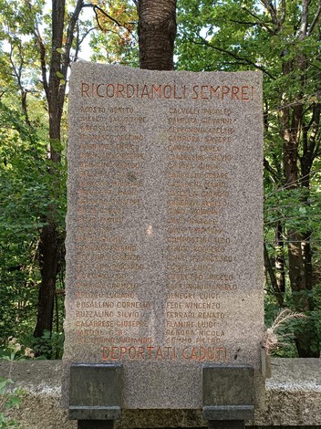 Memoriale dedicato ai caduti della Benedicta, in ricordo dei sacrifici e delle vite perse.