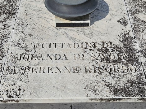 Sacrario dei Partigiani, monumento commemorativo con dettagli in pietra. Luogo di memoria storica.
