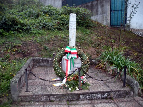 Cippo commemorativo con corona di fiori, situato a Brignoli in onore di Clerici, Gemelli e Longa.