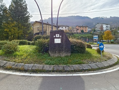 Monumento alla 6° Divisione corazzata sudafricana, situato in una rotonda immersa nel verde.