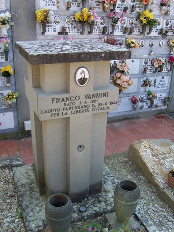 Sepolcro di Franco Vannini, caduto partigiano per la libertà d'Italia, con fiori e decorazioni commemorative.
