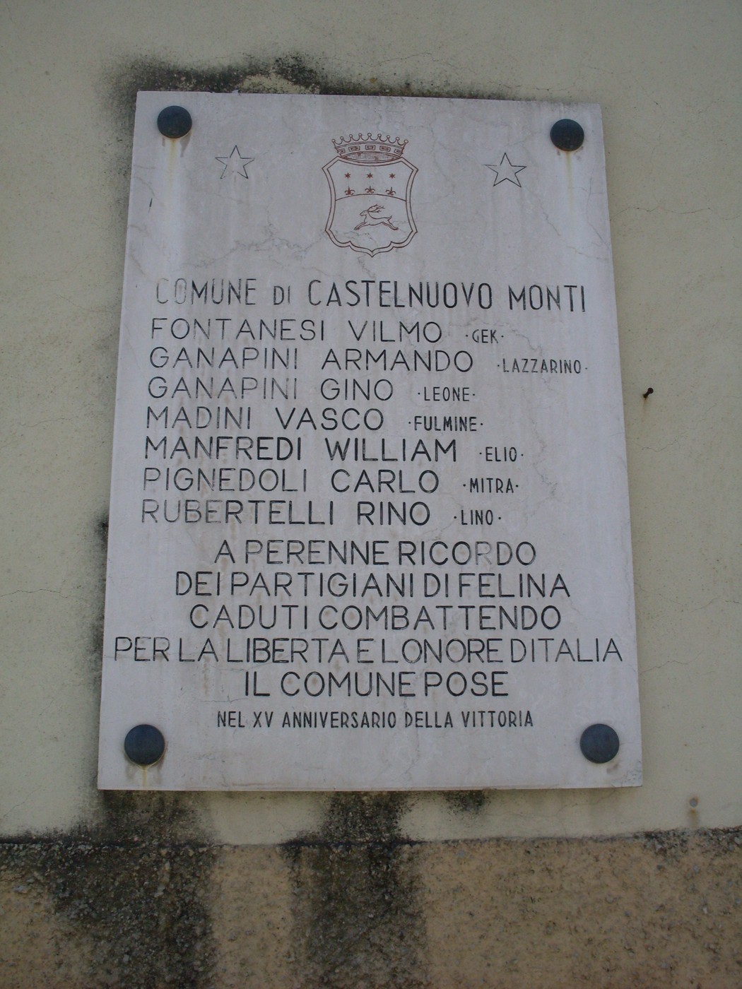 Lapide commemorativa ai partigiani di Felina, a ricordo dei caduti per la libertà e l'onore d'Italia.