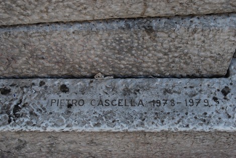 Monumento alla Resistenza, opera dell'artista Pietro Cascella, simbolo di lotta e commemorazione storica.