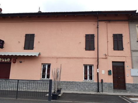 Edificio con targa commemorativa dedicata a una famiglia ebrea, situato in via Torino.