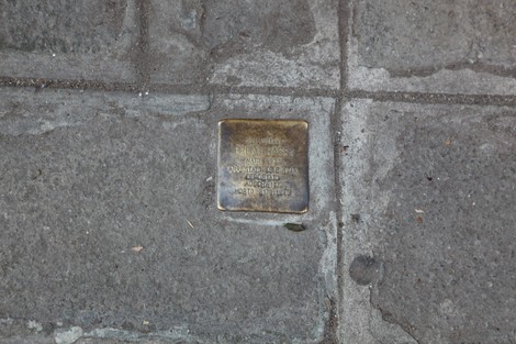 Pietra d'inciampo a Basso, posta su una pavimentazione in pietra. Segno di memoria storica.