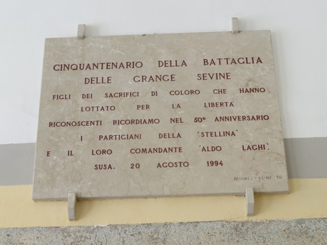 Lapide commemorativa per il cinquantenario della battaglia delle Grance Sevine, dedicata ai combattenti e al loro comandante.
