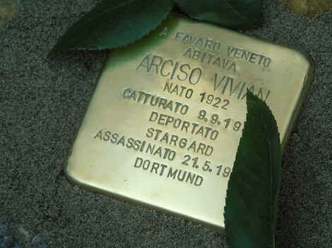 Pietra d'inciampo dedicata ad Arciso Vivian, con informazioni sulla sua vita e destino tragico.