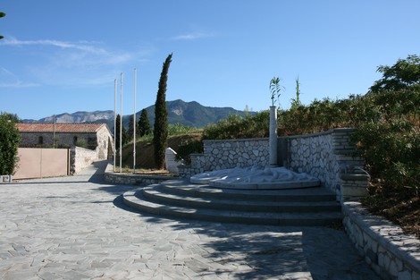 Monumento delle Fosse del Frigido, un luogo di memoria immerso nella natura, con vista sulle montagne circostanti.