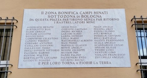 Lapide commemorativa in memoria degli sminatori caduti, collocata nella zona di Bologna.