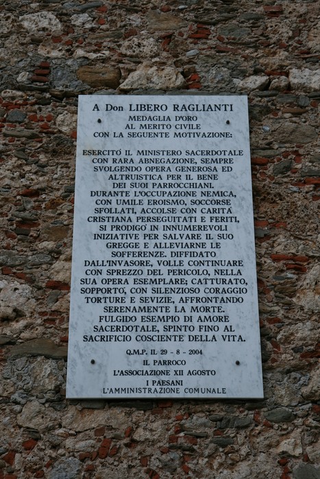Lapidi della chiesa di Valdicastello che commemorano opere di merito civile e religioso.