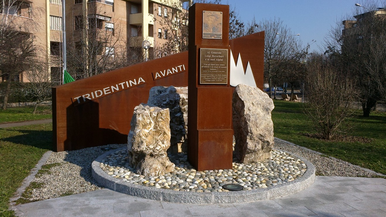 Monumento a Reverberi, un omaggio alla storia locale, caratterizzato da elementi naturali e un design contemporaneo.