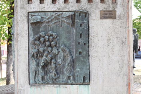 Monumento alla Resistenza con rilievi in bronzo che commemorano i valori della libertà e del sacrificio.