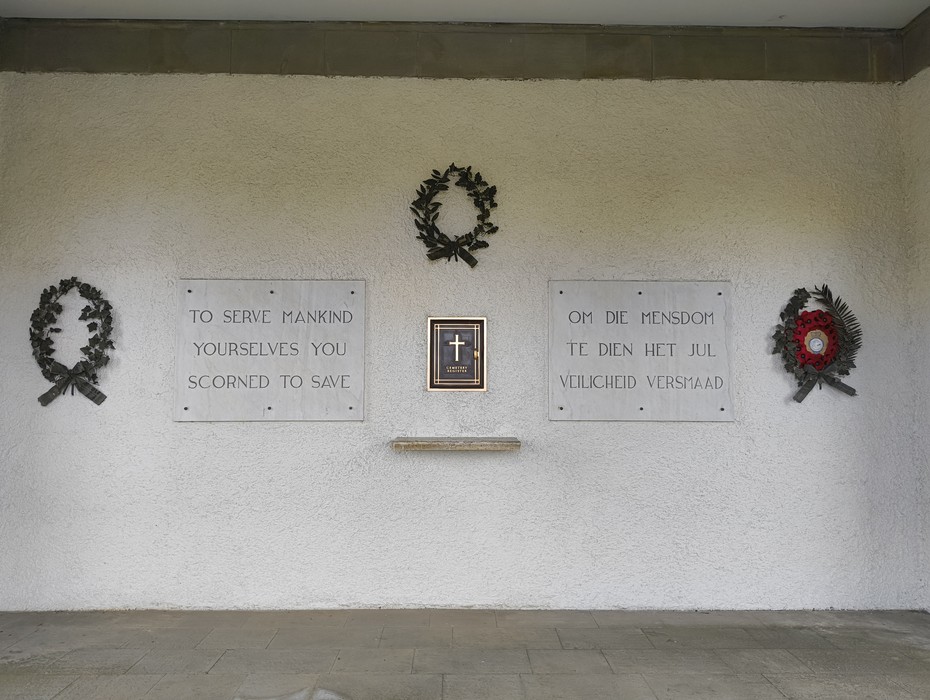 Monumento commemorativo nel cimitero di guerra sudafricano, dedicato ai caduti. Atmosfera di rispetto e memoria.