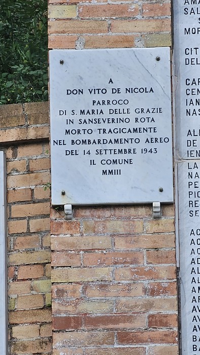 Monumento ai caduti con dedica a Don Vito De Nicola, commemorante il bombardamento aereo del 14 settembre 1943.